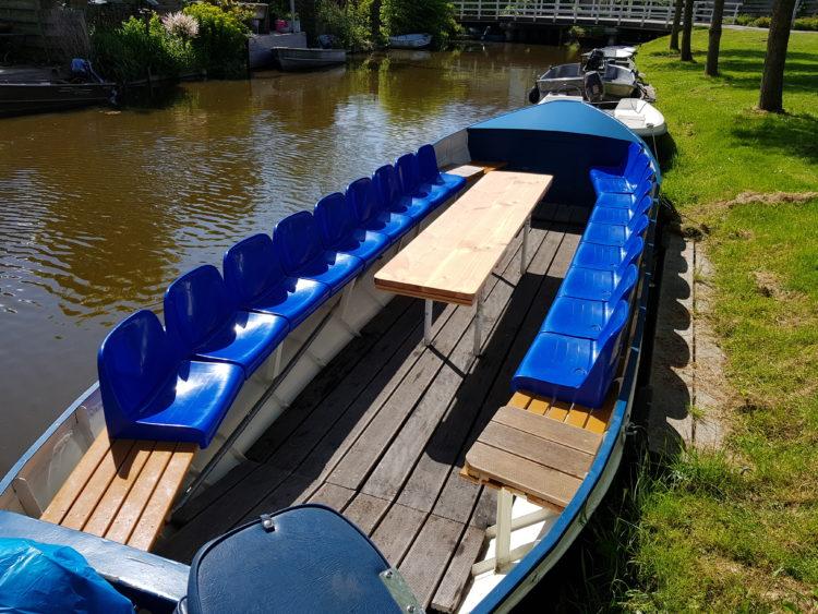 Rondvaartboot met blauwe stoeltjes